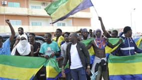 Des Gabonais dans les rues de Libreville après le coup d'État, le 30 août 2023 