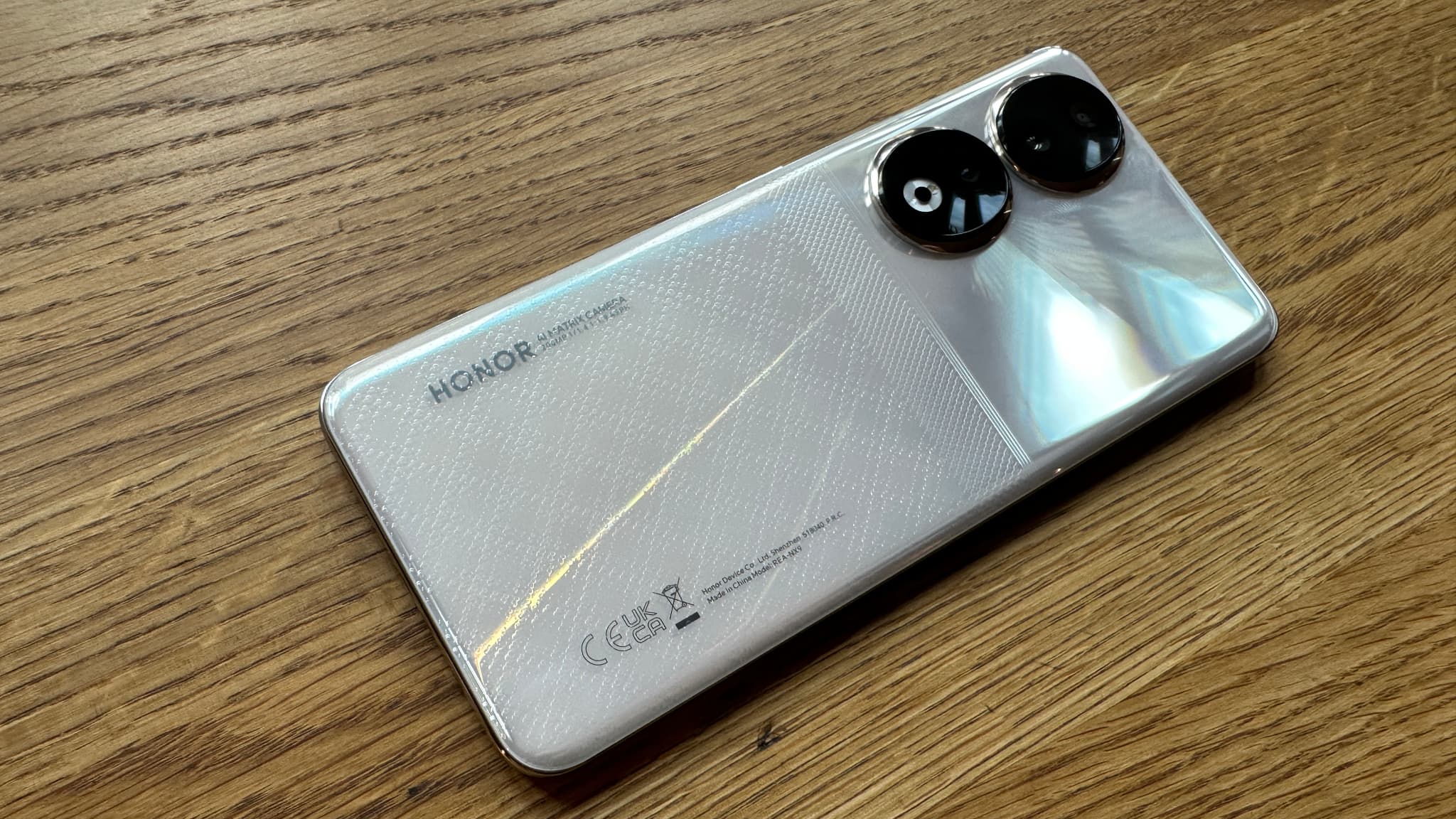La version Silver du Honor 90 propose un effet de style au dos