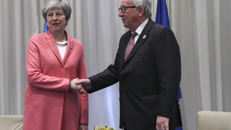 Rencontre entre la Première ministre Theresa May et le Président de la Commission européenne Jean-CLaude Juncker lors du Sommet UE-Ligue arabe à Charm El Cheikh en Egypte, le 25 février.