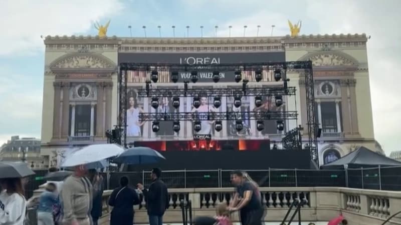 Paris: pour la Fashion Week, l'Oréal investit la place de l'Opéra pour un défilé ouvert au public (1/1)