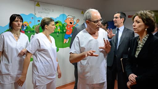 La ministre de la Santé Marisol Touraine (d.), en visite au CHU de Chambéry dimanche 5 janvier.