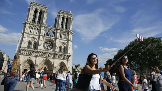Un projet rendu à François Hollande propose de recouvrir la crypte de Notre-Dame d'une dale de verre.