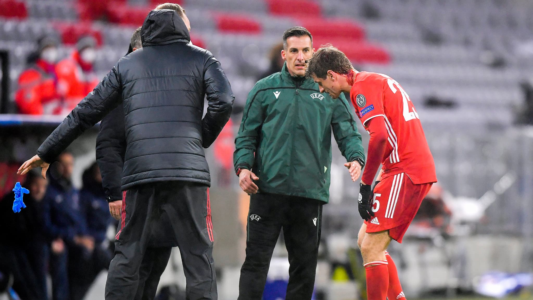 Thomas Müller contraint de se faire soigner après une blessure à la tête Thomas Müller contraint de se faire soigner après une blessure à la tête