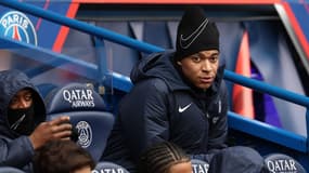 Kylian Mbappé sur le banc des remplaçants lors du coup d'envoi de PSG-Reims, le 10 mars 2024.