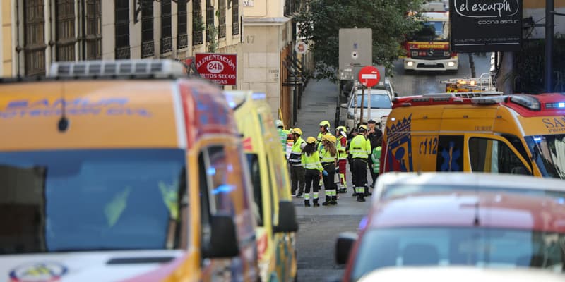 Des policiers et des secouristes près d'un immeuble en travaux qui s'est effondré à Madrid, en Espagne, le 7 octobre 2025.