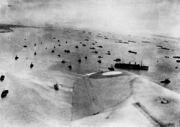 Vue aérienne de la flotte alliée engagée dans l'opération Overlord de débarquement sur les côtes normandes, le 6 juin 1944.