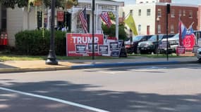 Des affiches Trump devant des habitations aux Etats-Unis