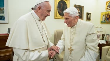 Le Pape François et l'ex-pape Benoît XVI au Vatican, le 21 décembre 2018 (photo d'illustration)