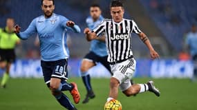 Paulo Dybala en duel avec le Romain Santiago Gentiletti