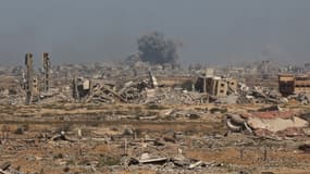 De la fumée s'élève après une frappe israélienne dans la ville de Gaza, le 2 octobre 2025,  à Nuseirat, dans le centre de Gaza. 