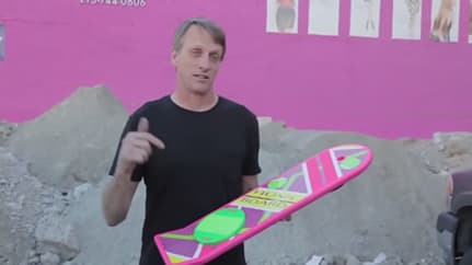 Le skateur de légende Tony Hawk présente un faux Hoverboard, une petite blague pour laquelle il a dû s'excuser publiquement.