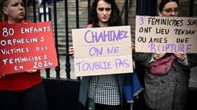 Des manifestants brandissent des pancartes sur lesquelles on peut lire « 80 enfants orphelins victimes de féminicides en 2024 » (à gauche) et « Chahinez, on ne t'oublie pas » (au centre) lors d'une manifestation organisée par plusieurs associations féministes en marge du procès du mari de Chahinez Daoud, devant le tribunal de Bordeaux, le 24 mars 2025. Le procès de Mounir Boutaa, qui a brûlé vive sa femme Chahinez Daoud en pleine rue en 2021 à Mérignac, se tient à la cour d'assises de la Gironde jusqu'au 28 mars 2025.