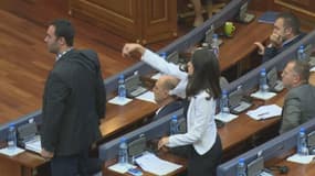 Lancement d'oeufs au parlement du Kosovo.