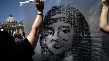 Des manifestants tiennent une banderole à l'effigie d'Emanuela Orlandi, résidente du Vatican disparue sans laisser de trace le 22 juin 1983.