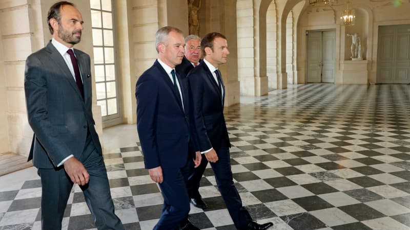 Edouard Philippe entre au Château de Versailles aux côtés de François de Rugy, Emmanuel Macron et Gérard Larcher. 
