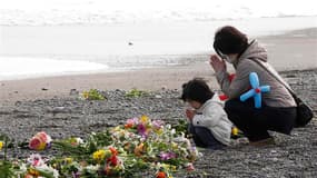 A Iwaki, dans la préfecture de Fukushima. Minute de silence, prières et manifestations contre le nucléaire: les Japonais marquent dimanche le premier anniversaire du séisme et du tsunami qui ont tué plus de 16.000 personnes et détruit la centrale de Fukus
