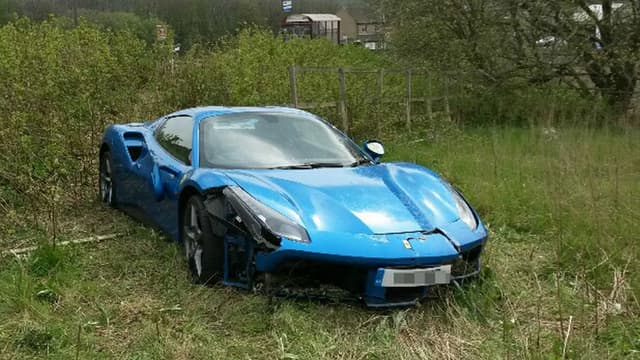 Cette Ferrari a atterri dans un champ dans le Yorkshire en début de semaine et personne n'est venu la réclamer depuis.