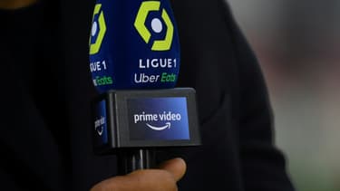 Thierry Henry, consultant pour Amazon prime video, tient un micro avant la rencontre entre Reims et le PSG en Ligue 1 le 29 août 2021 à Reims