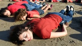 Hommage à Aylan Kurdi au Maroc, sur une plage de Rabat, le 7 septembre 2015