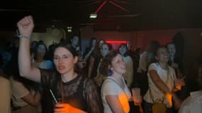 "Le clubbing des mamas", une soirée 100 % réservée aux mamans, à Strasbourg, dans le bar péniche mécanique