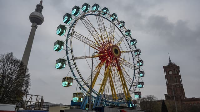 Le marché de Noël et la grande roue de l'Alexanderplatz à Berlin le 16 novembre 2021.