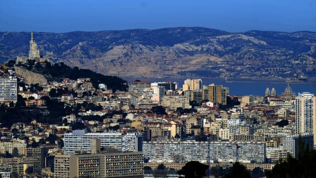 Vue générale de Marseille avec à gauche la basilique Notre-Dame de la Garde, le 19 janver 2019