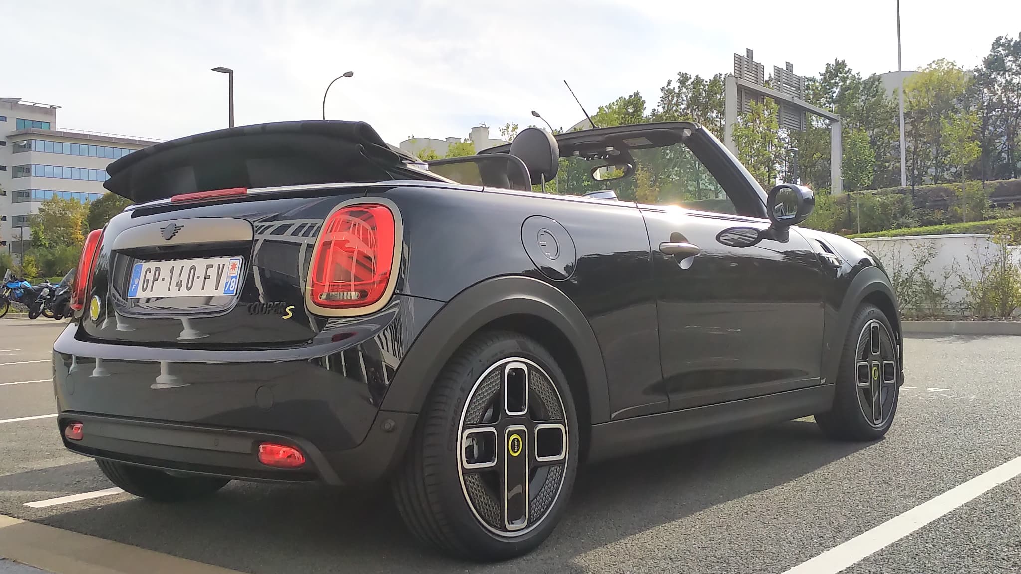 Cette Mini Cooper SE Cabriolet est la seule décapotable électrique du marché. Cette Mini Cooper SE Cabriolet est la seule décapotable électrique du marché.
