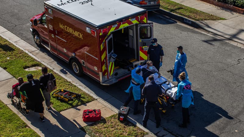 Des ambulancier prennent en charge un patient covid-19 en Californie 