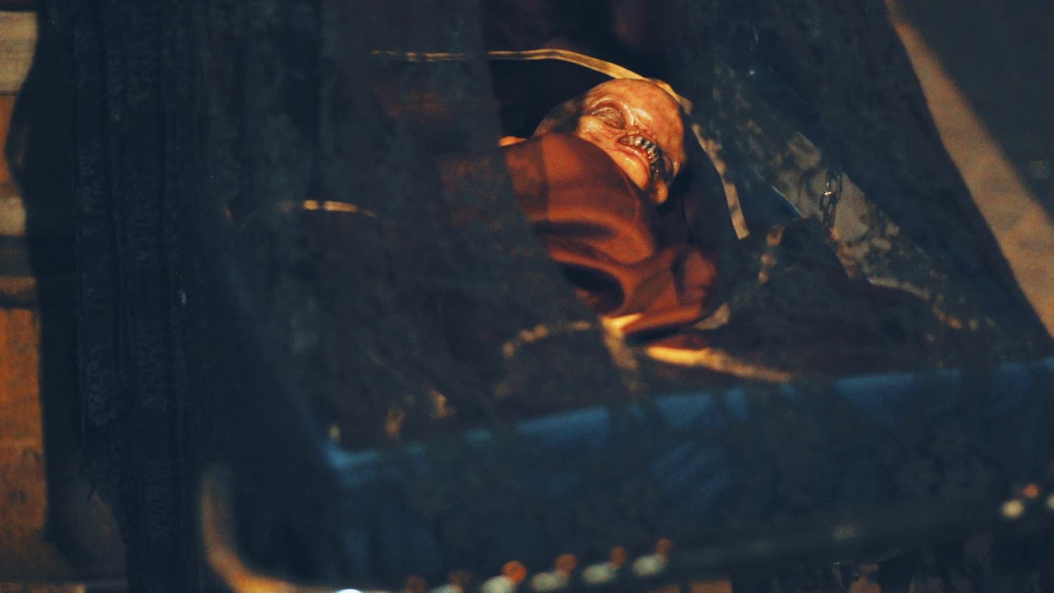 Masques hyperréalistes, animatroniques et effets spéciaux: le spectateur est plongé dans un film d'horreur grandeur nature. Masques hyperréalistes, animatroniques et effets spéciaux: le spectateur est plongé dans un film d'horreur grandeur nature.