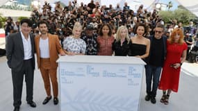 Le réalisateur américain et président du jury du 74e Festival de Cannes Spike Lee (4e à gauche) pose avec les membres du jury de la sélection officielle lors de la 74e édition du Festival de Cannes, le 6 juillet 2021