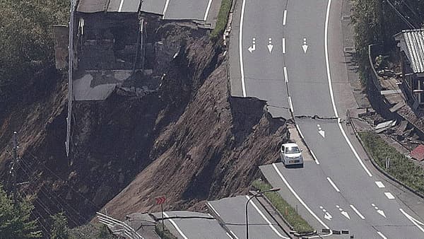 Une autoroute a été coupée par le séisme, dans la région de Minami-Aso. 