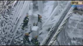 Etats-Unis: un immeuble recouvert de glace après l’intervention des pompiers  