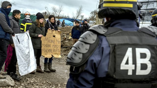 Des militants No Border face aux CRS, début mars. (illustration)