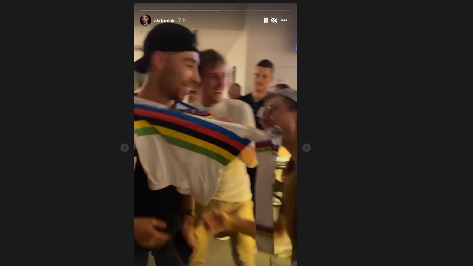 La fête après le sacre de Julian Alaphilippe La fête après le sacre de Julian Alaphilippe