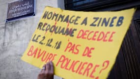 Une pancarte en hommage à Zineb Redouane, le 27 avril 2019 à Marseille. 