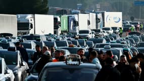 Des chauffeurs de taxi ont bloqué de nombreux péages dans toute la France.