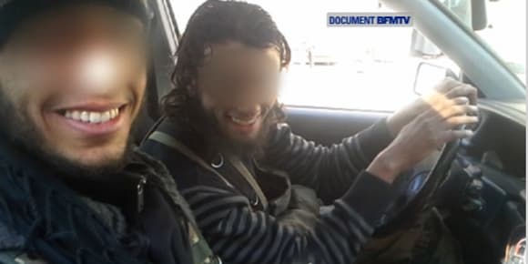 Des jihadistes francophones en Syrie, qui se sont filmés avec leurs propres téléphones portables. Des jihadistes francophones en Syrie, qui se sont filmés avec leurs propres téléphones portables.