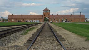 Entrée du camp d'Auschwitz II (complexe de Birkenau)