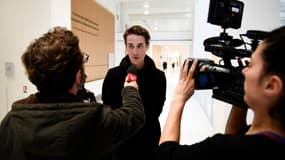 Le journaliste freelance Gaspard Glanz parle à la presse à son arrivée au Tribunal de Grande Instance de Paris, le 29 avril 2019