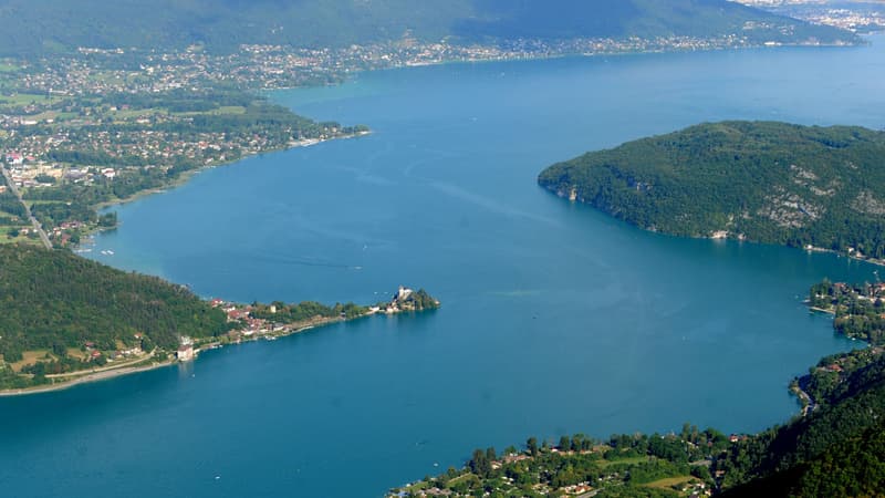 Vue aérienne du lac d'Annecy