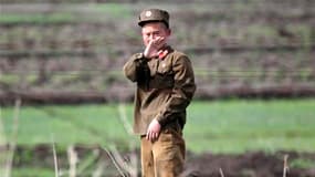 Soldat nord coréen près de la ville de Sinuiju. Le dirigeant nord-coréen Kim Jong-il a ordonné à ses forces armées de se mettre sur le pied de guerre, selon l'agence de presse sud-coréenne Yonhap. /Photo prise le 25 mai 2010/REUTERS/Jacky Chen
