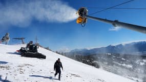 Un employé de la station de ski de Font-Romeu, dans le sud de la France, contrôle un canon à neige le 25 novembre 2016 avant l'ouverture des pistes de ski.