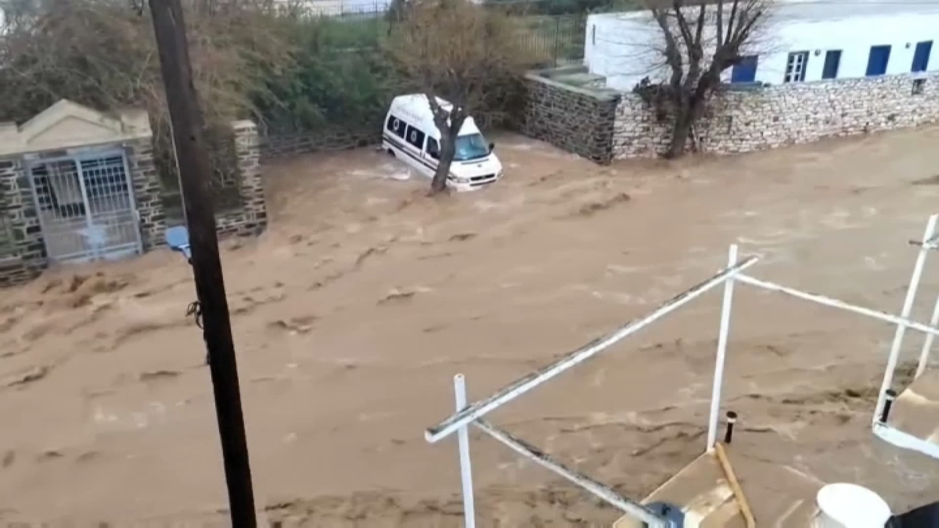 Les rues du village de Naoussa inondées, sur l'île de Paros, en Grèce, le 1er avril 2025.