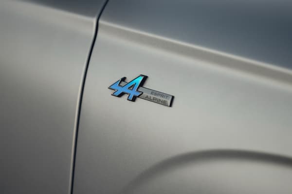 L'Austral est le premier modèle de la gamme Renault à afficher la griffe Esprit Alpine. 