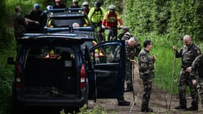 Des gendarmes à la recherche de Agathe Hilairet, joggeuse de 28 ans disparue jeudi dans la Vienne, à Vivonne, le 13 avril 2025.