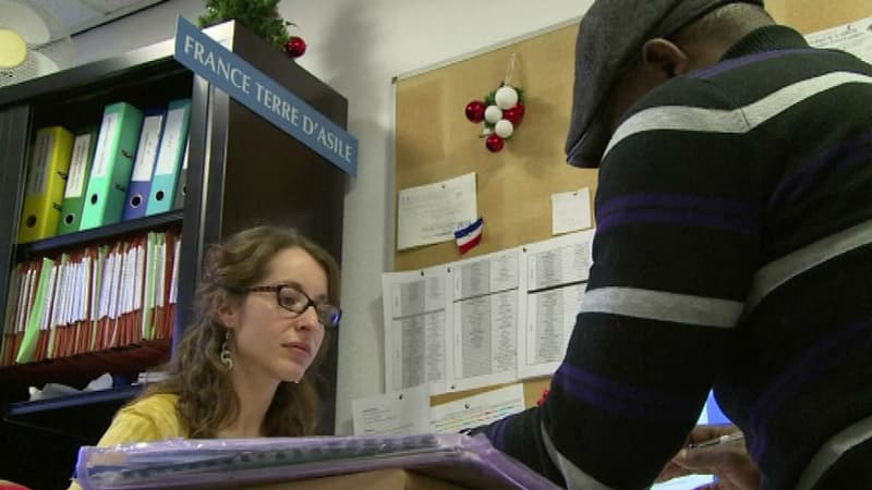 Dans un centre d'accueil de réfugiés candidats à l'asile, où ils sont assistés, notamment pour leurs démarches administratives.