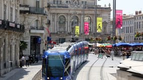 Le tramway passant devant la façade de l'opéra, place de la comédie, à Montpellier en 2007.