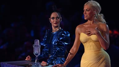 La rockstar ukrainienne Julia Sanina et l'actrice britannique Hannah Waddingham lors de la deuxième demi-finale de l'Eurovision, le 11 mai 2023.