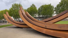 Le nouveau monument métallique, à Arles, place Lamartine