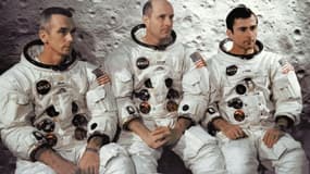 L'équipage d'Apollo 10 le 3 avril 1969 au Centre spatial Kennedy: de gauche à droite Eugene Cernan, pilote du module lunaire, le commandant Thomas Stafford, et John Young, pilote du module de commande